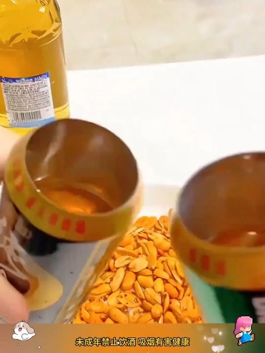 有了这个 拧盖器,一卡一转就能把易拉罐顶部轻松打开,老好用了