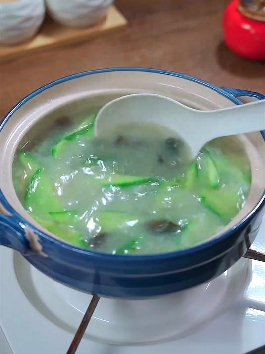 鲜美好喝的皮蛋黄瓜汤