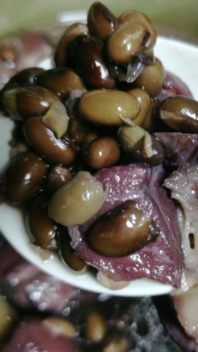 黑豆粉糯、猪蹄入口即化,汤鲜味甜,美颜养肾就吃它,猪蹄黑豆汤