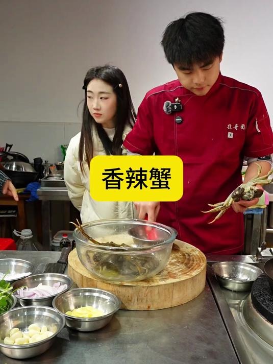 很多人都喜欢吃香辣蟹，但是自己在家总是做不出饭店的味道