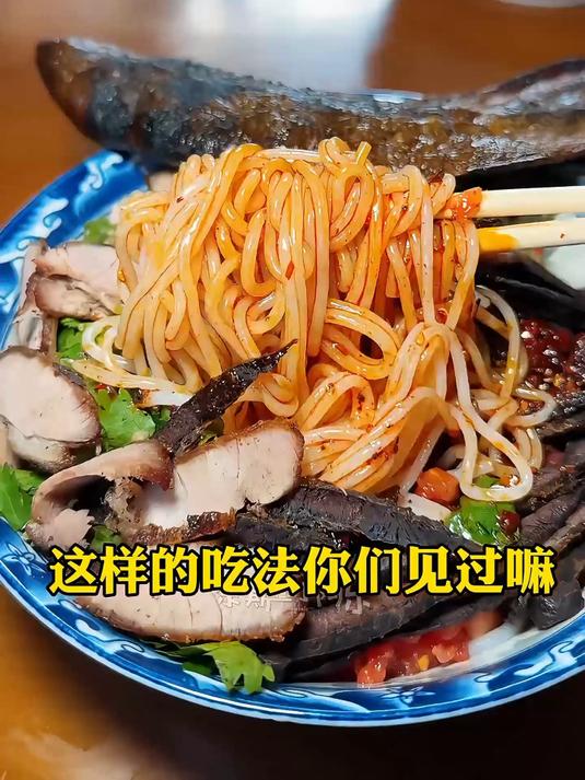 大理街头火烧肉米线，12块一碗，这做法外地人没有见过！