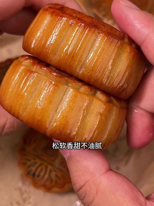 这款柴火月饼,内馅黑豆沙量足
