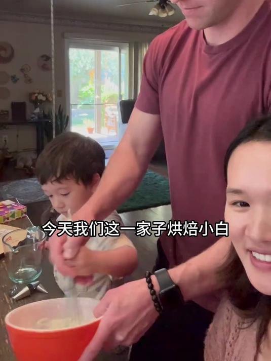 一家人在美国做了超简单的居家纸杯蛋糕