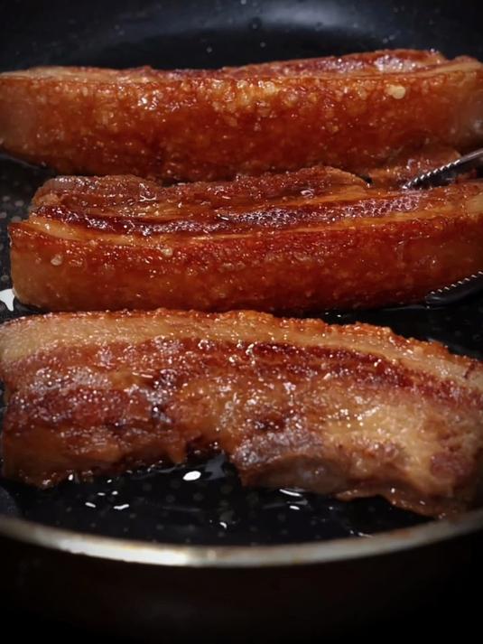 今天给大家分享一个脆皮五花肉的做法