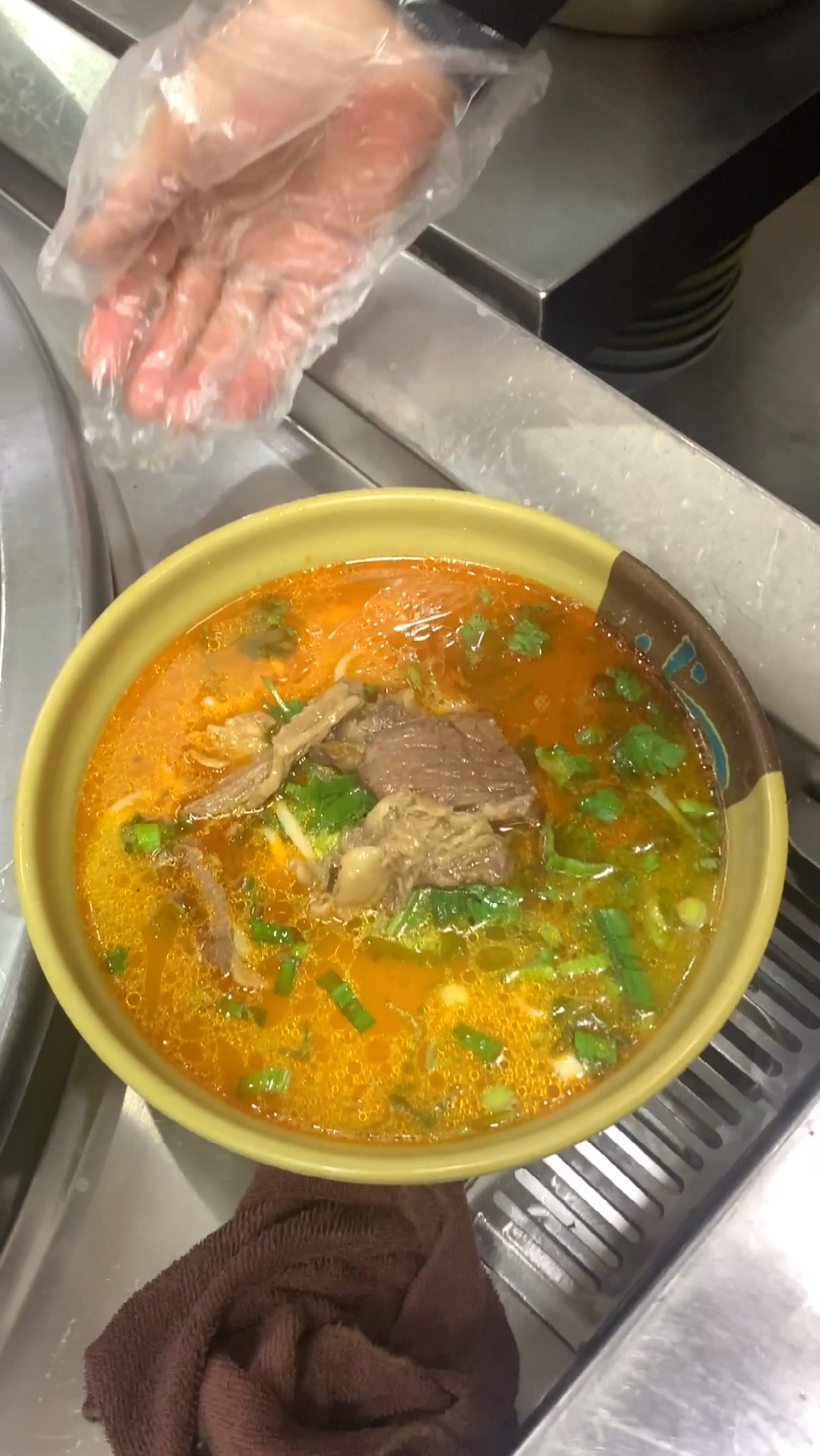 安徽淮南牛肉汤地道的做法,牛肉滑嫩有秘诀,出锅连吃2碗不过瘾