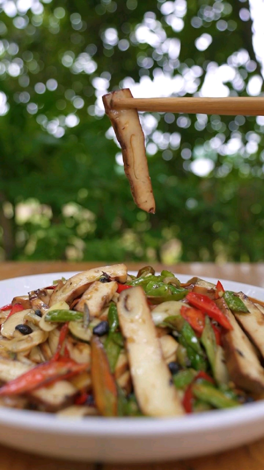 今天赶场买了点鸡蛋给娃儿些做他们喜欢吃的鸡蛋干