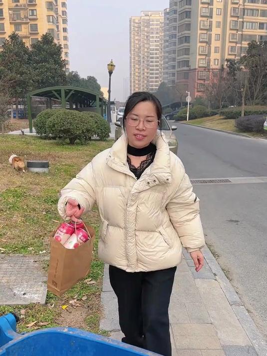 戴上阿姨用易拉罐做的苗族头饰拍一组美美的照片