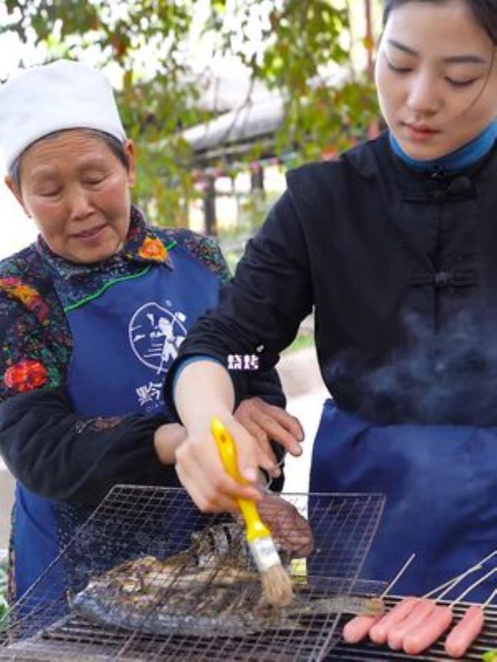 上街买了一背篓好吃的,回来跟奶奶做烧烤