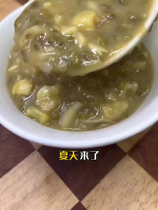 家常养生甜品，莲子百合绿豆汤清热祛湿两不误