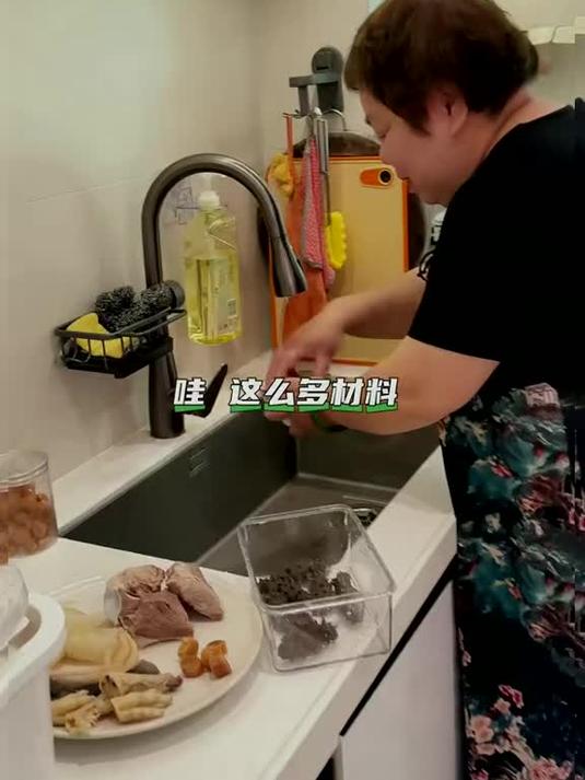 给她炖一锅羊肚菌花胶海参汤,好好补一补吧