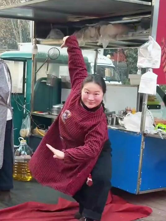 “一半是生活 一半是热爱 真好!” 炸串老板娘在摊位前跳起蒙古舞 网友:有种在大草原里策马