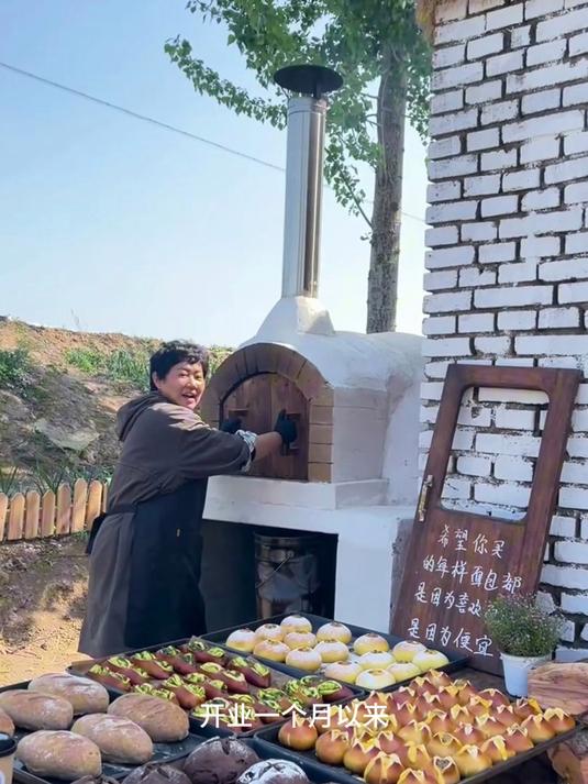 女子卖轮胎转行在村里开面包店,每天能销售300多个面包