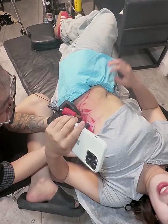 侧腰荷花纹身，小姐姐疼坏了