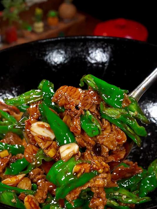 今天分享一道我们家每周必做的辣椒炒肉