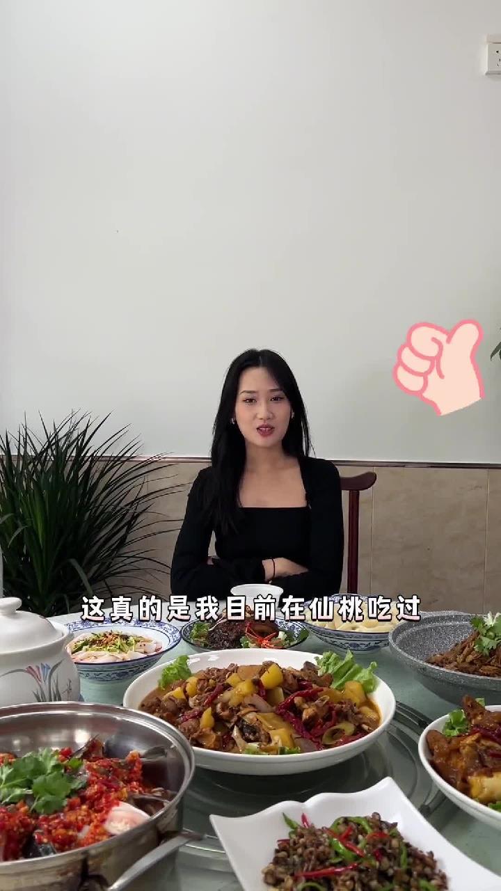 桃吃到了正宗的新疆大盘鸡,鸡肉鲜辣入味,土豆块香糯可口～