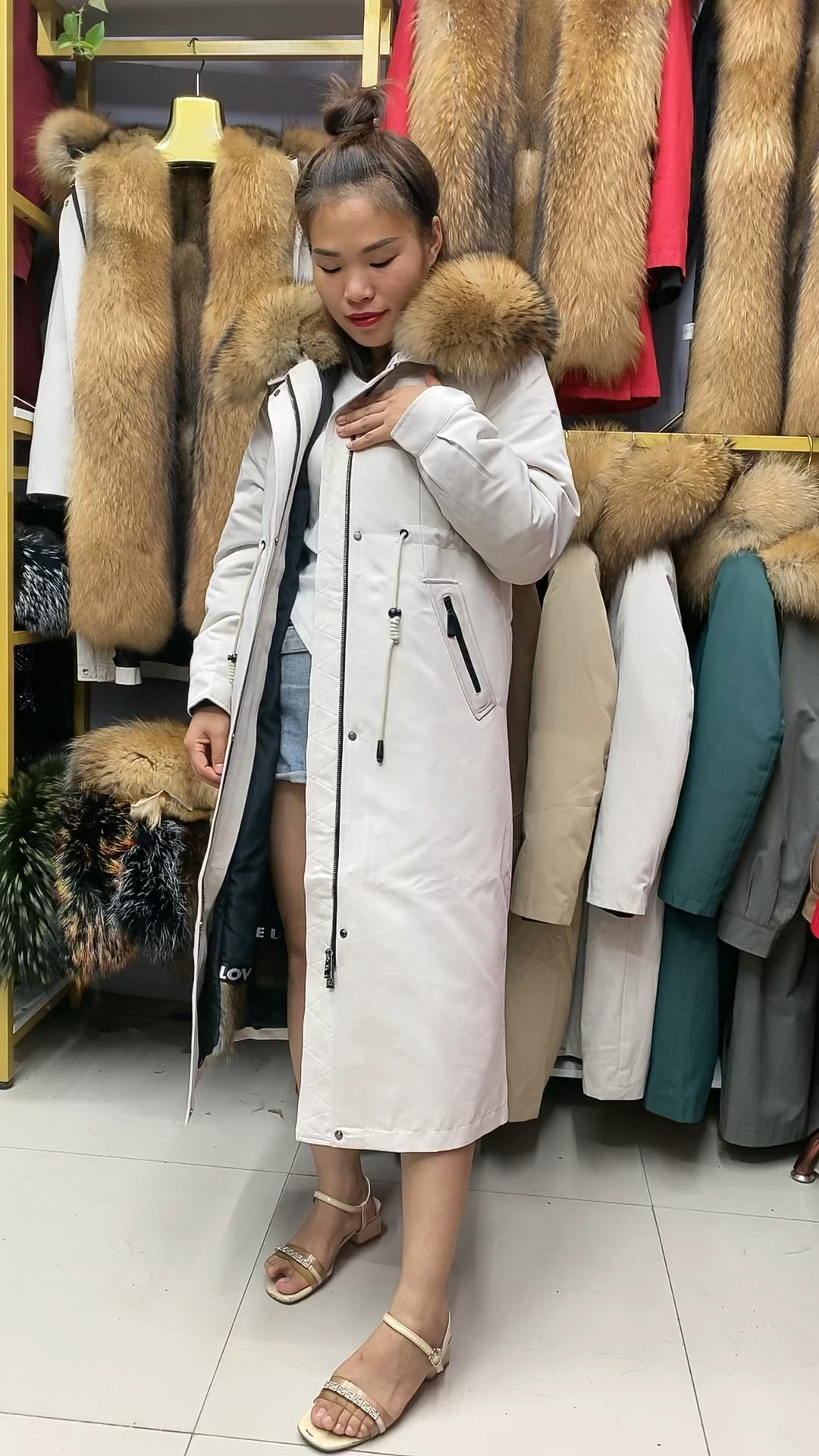 青根貂派克服女长款。貂毛内胆