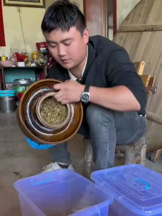 我们之所以每天去乡里找坛子菜目的就是把最好的品质给你们
