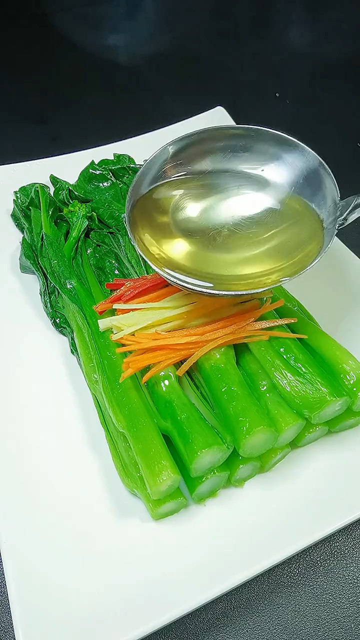 广东茶餐厅经常吃的白灼菜心,你自己做过吗