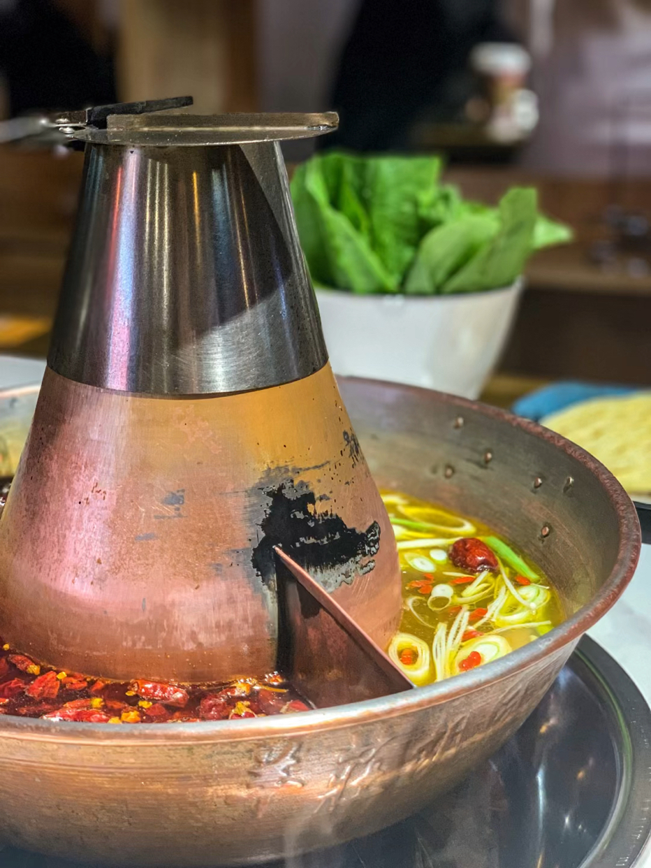 冬日里,一家人还是吃铜锅涮肉最赞! #绽放计划#  来光谷这边逛街, 饿了就想起来了之前囤