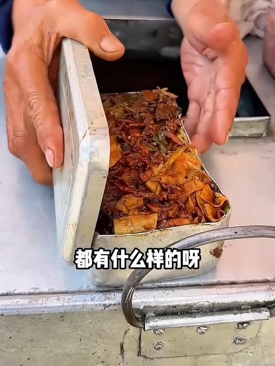 东北12块一份的街头盒饭