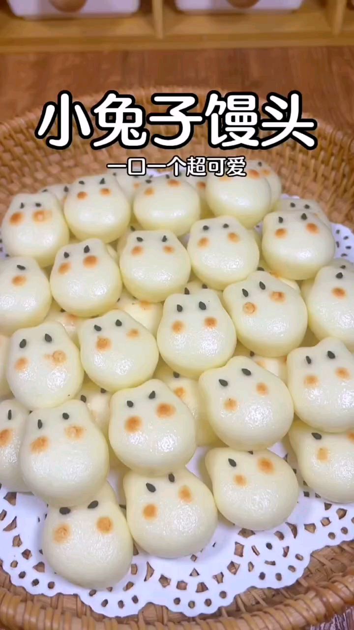 今天做了超可爱的小兔子馒头,左左右右喜欢到尖叫兔年快点给宝宝安排上吧~