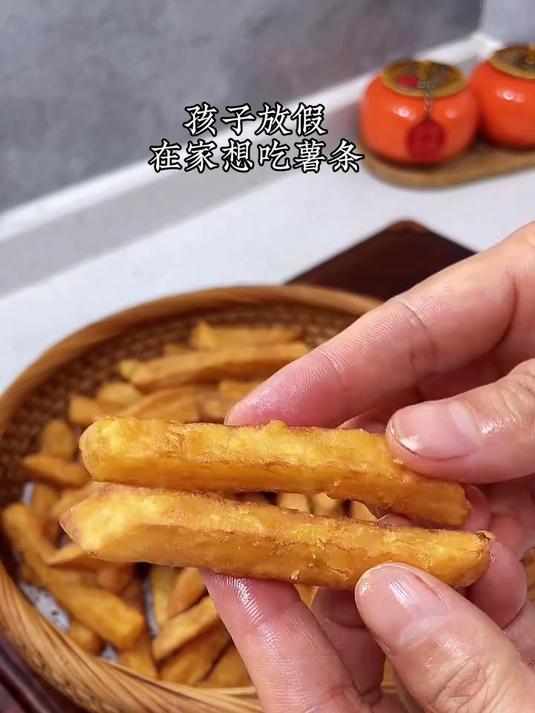 在家自制炸薯条，做法简单，酥酥脆脆的
