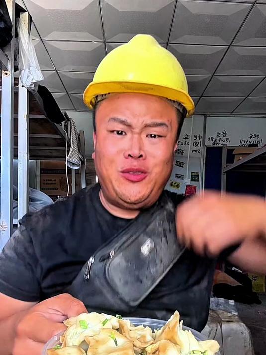 手工水饺加猪舌头！舌苔挺厚啊！这个猪有点上火！