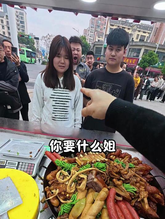 90后小伙在县城摆摊卖卤菜的日常 胡师傅大锅卤菜