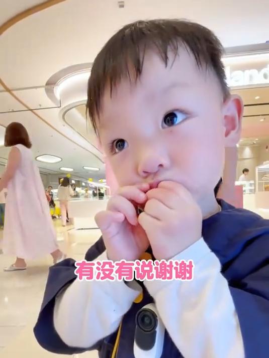 2岁宝宝第一视角买蛋糕,奥利奥利奥奥利利奥,给小姐姐说懵了