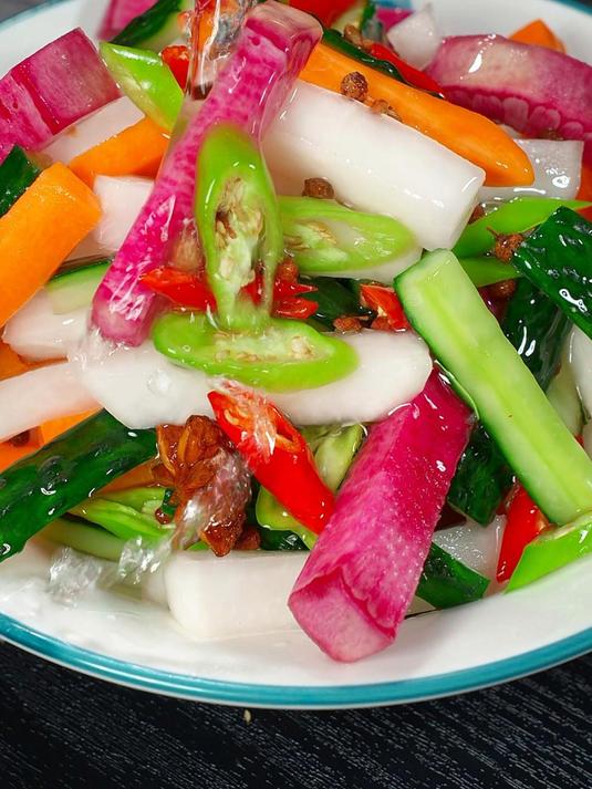 天气越来越热了,老人小孩没食欲,我经常给她们做这个爽口泡菜