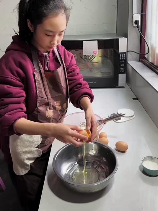 今天闺女过生日,我说给她买个蛋糕,她说自己做