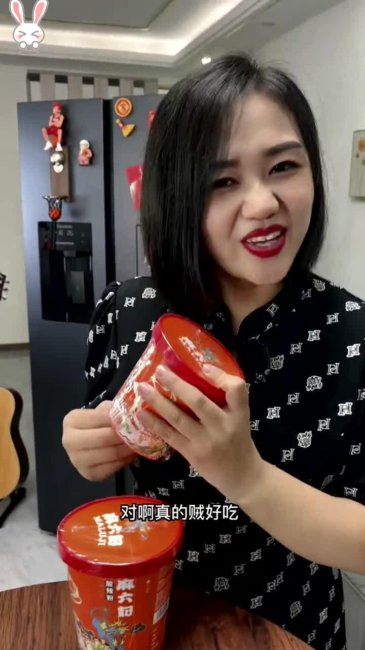 姐妹们起来吃夜宵了……