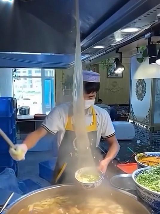 桶装兰州拉面,凭啥成为打工人的加班 “续命神器”