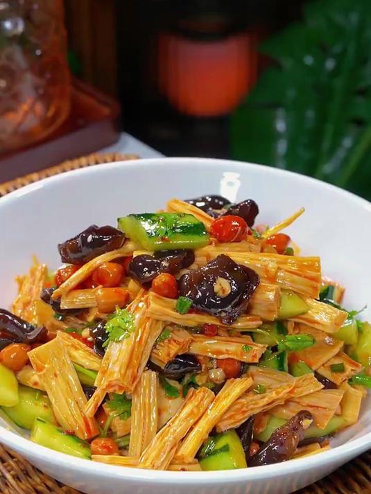 喜欢吃小凉菜的,这个凉拌腐竹千万不要错过,酸辣爽口简单好吃又