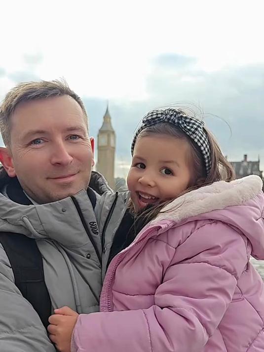 混血宝宝吃英国菜时黯然魂销,吃中餐时一脸放光哈哈