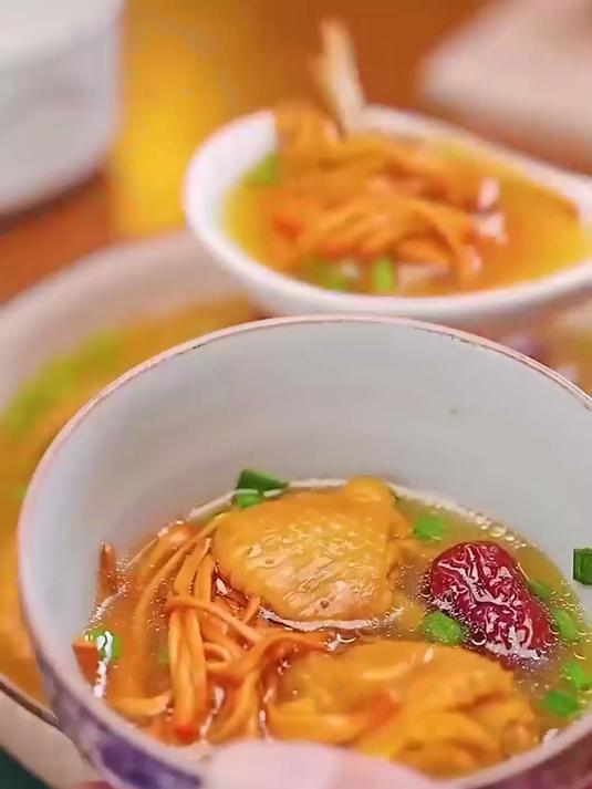 老鸭汤配虫草花,去腥味提鲜,喝着真舒坦