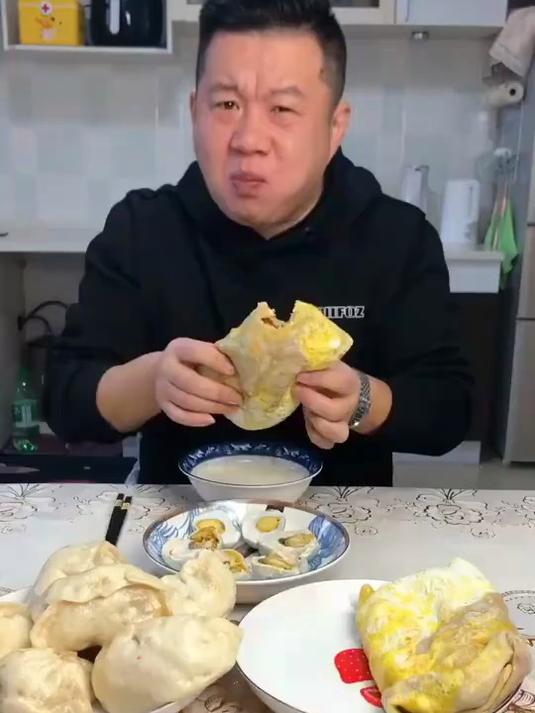 呦呦切克闹煎饼果子来一套