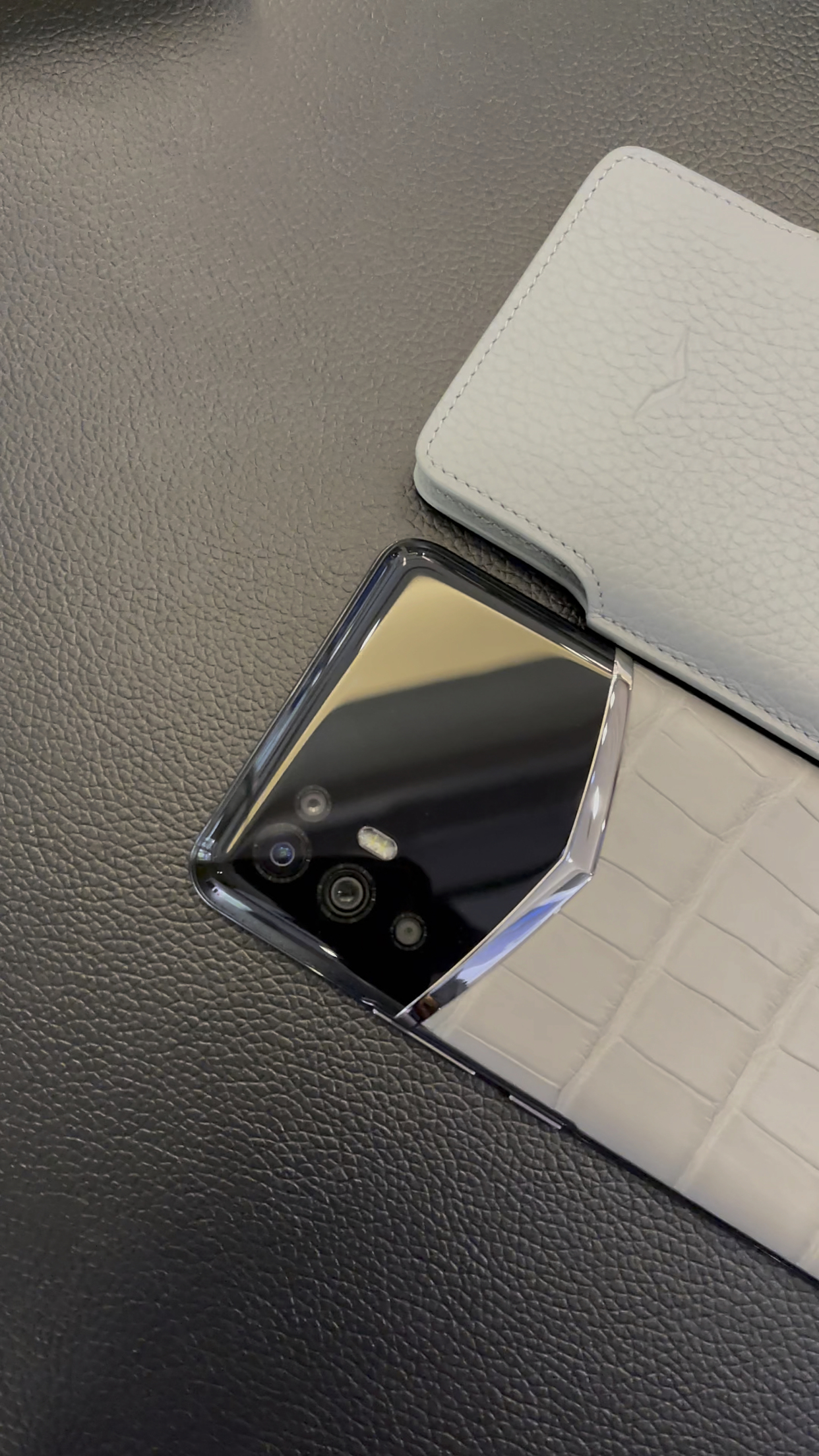 VERTU最新款5G智能机铁匠灰鳄鱼