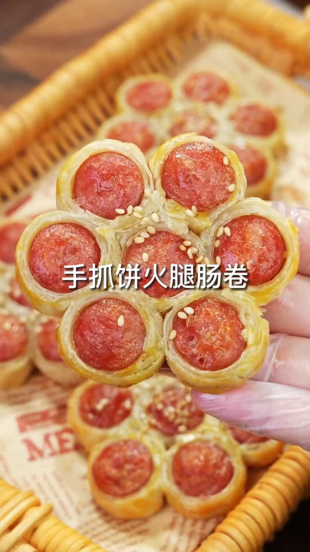 手抓饼新吃法,这样做的手抓饼火腿肠卷外酥里嫩,太好吃了