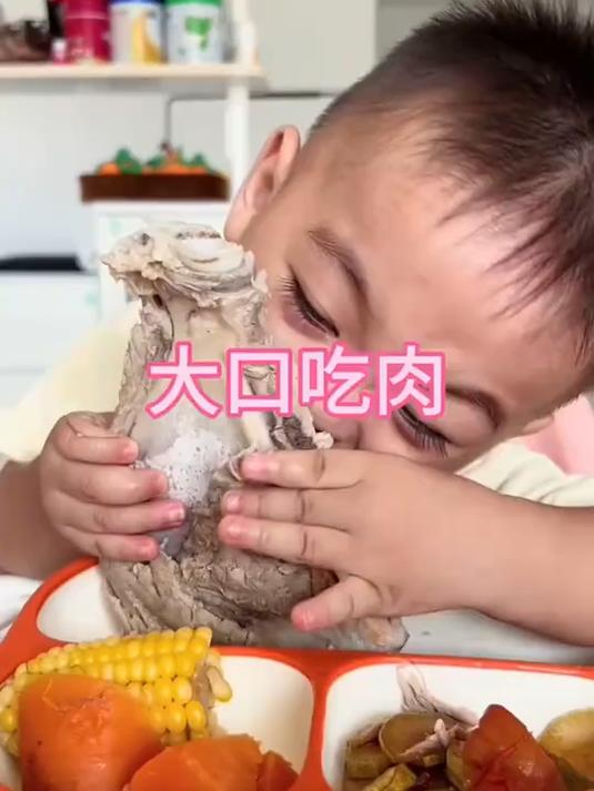 萌娃大口吃肉的样子 也太可爱了