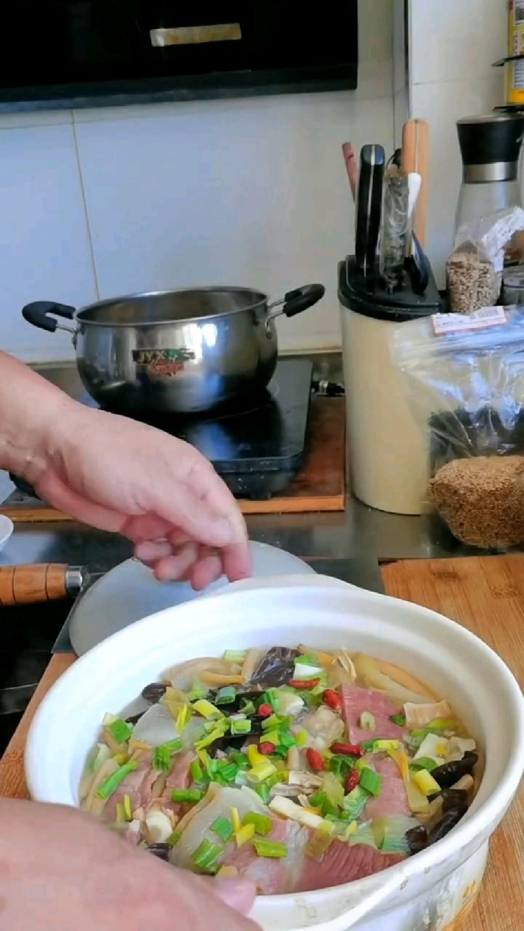 笋干炖火腿,做法简单,味美汤鲜。