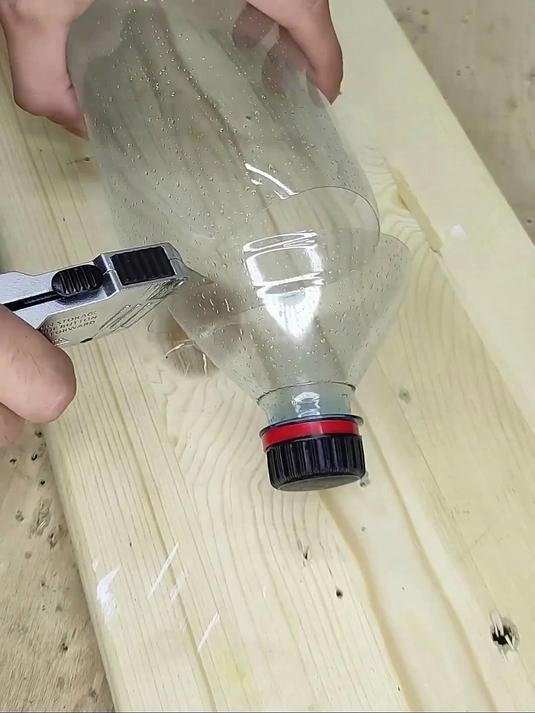 用空瓶子给室外插座做防水,很实用!