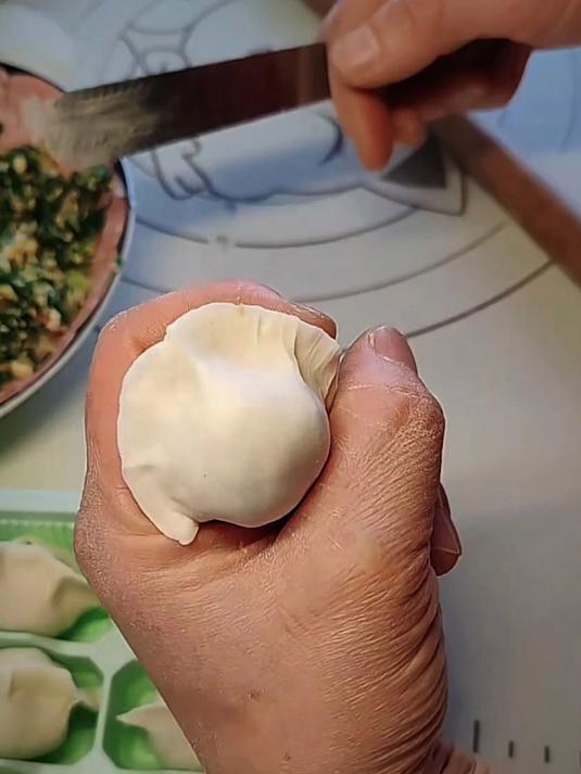 十秒钟教你大肚水饺的包法