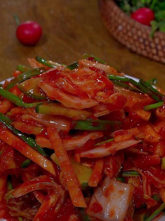 只需要两步就能做出来腌好就能吃的辣白菜