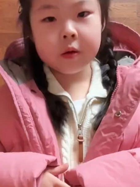 女孩自己搭配服装,色彩鲜明,比妈妈搭配得还好看