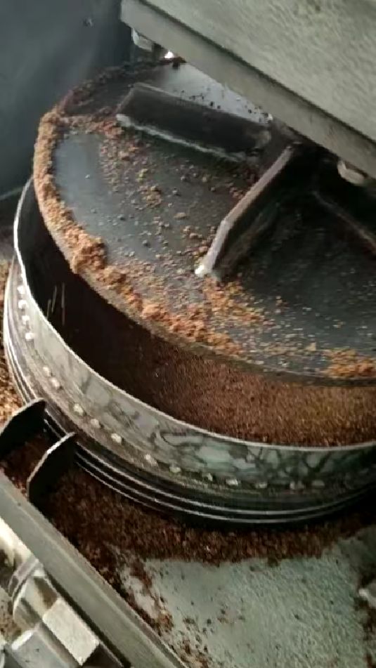 茶油分红花茶油和白花茶油,营养成分并无区别。具有促消化、保健、护肤美容等功效。