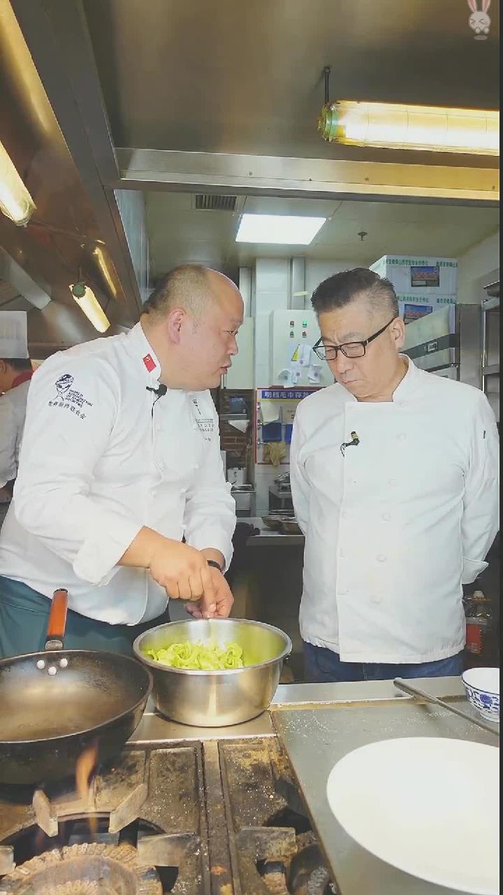 老厨子小厨子教做韶山宾馆名菜“尖椒炒苦瓜”