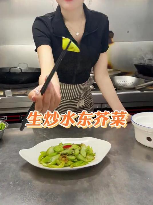 今天师傅教我做《生炒水东芥菜》你们都喜欢吃什么青菜呀