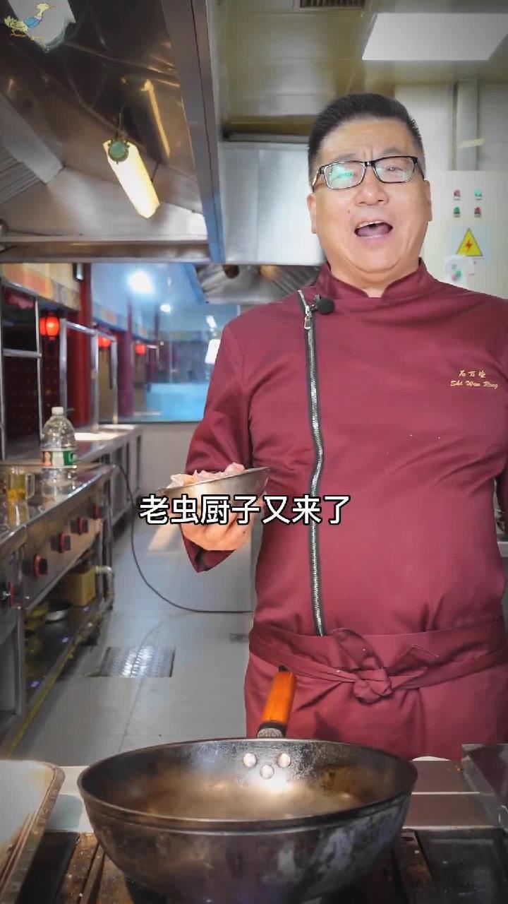 老厨子石万荣做一道渔家菜“花蛤炖鸡”