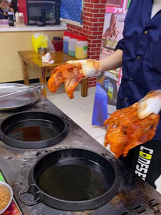 铁板鸡架,鱿鱼,鸭肠,牛肉,包菜,一套设惫搞定。